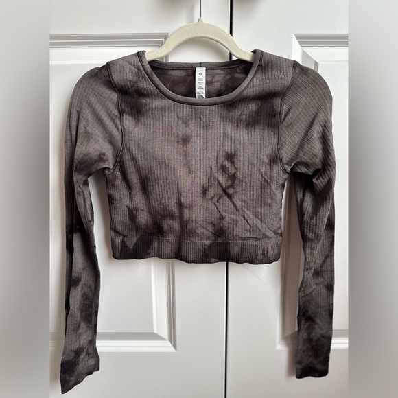 lululemon athletica Tops - Lululemon cropped camo long sleeve w bra